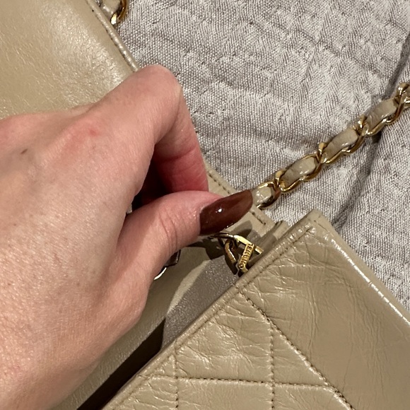 CHANEL Beige Quilted Shoulder Bag with Gold Chain - Picture 11 of 16